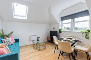 Luxury 2-Bedroom Apartment, Leatherhead, Sleeps 5
